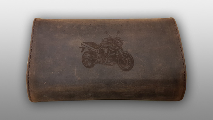 Lasergravur Foto Motorrad auf Geldbörse aus Leder
