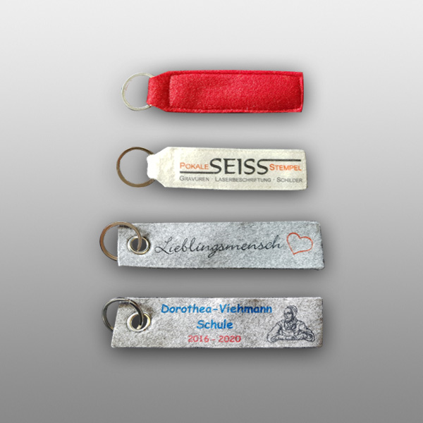 Vier Schlüsselanhänger aus Filz in verschiedenen Farben und mit Druck Lieblingsmensch